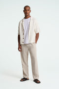 Model trägt Martin von Kings Of Indigo in Undyed – Leinen