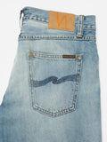 Steady Eddie II von Nudie Jeans – Detail der Gesässtaschen mit marineblauer Stickerei