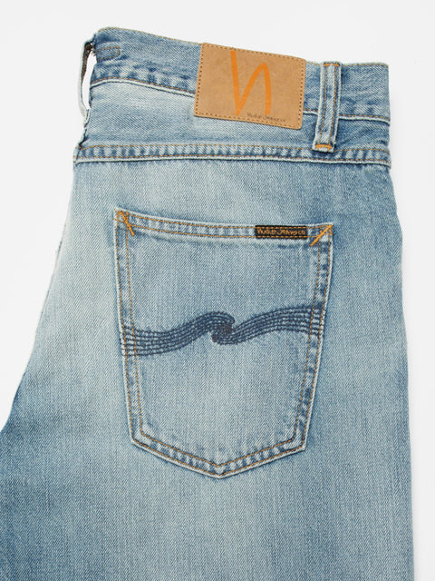 Steady Eddie II von Nudie Jeans – Detail der Gesässtaschen mit marineblauer Stickerei