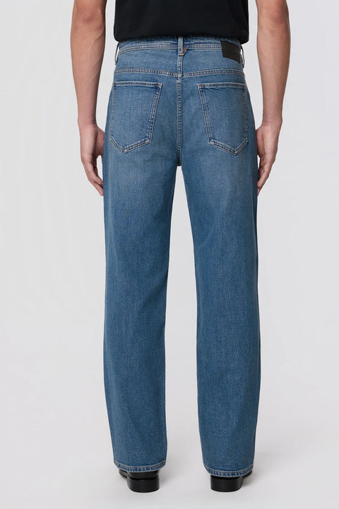 Vega Relaxed Straight von Dawn Denim – Rückansicht der Jeans in Vintage-Blue-Waschung